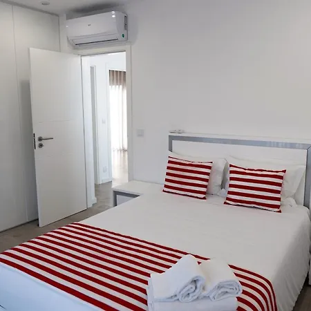Villa Moderna V4 C/ Piscina Privativa Nazaré